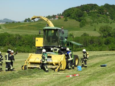 Brand einer Landwirtschaftlichen Maschine in Schwaebisch Gmuend-Bargau